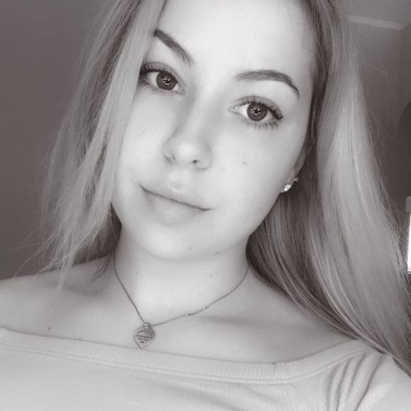 Meet your Posher, Caitlin - Picture 1 of 1